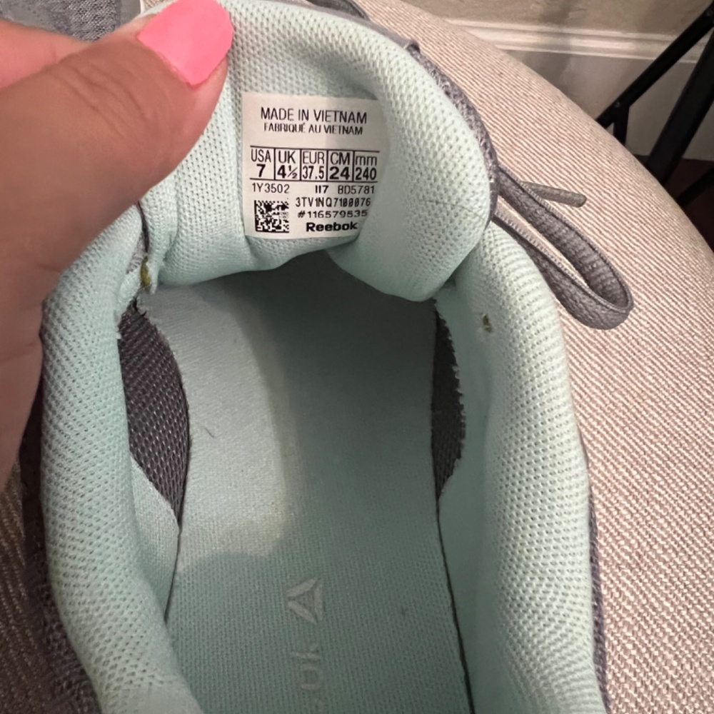Women Reebok Shoes - Picture 3 of 4